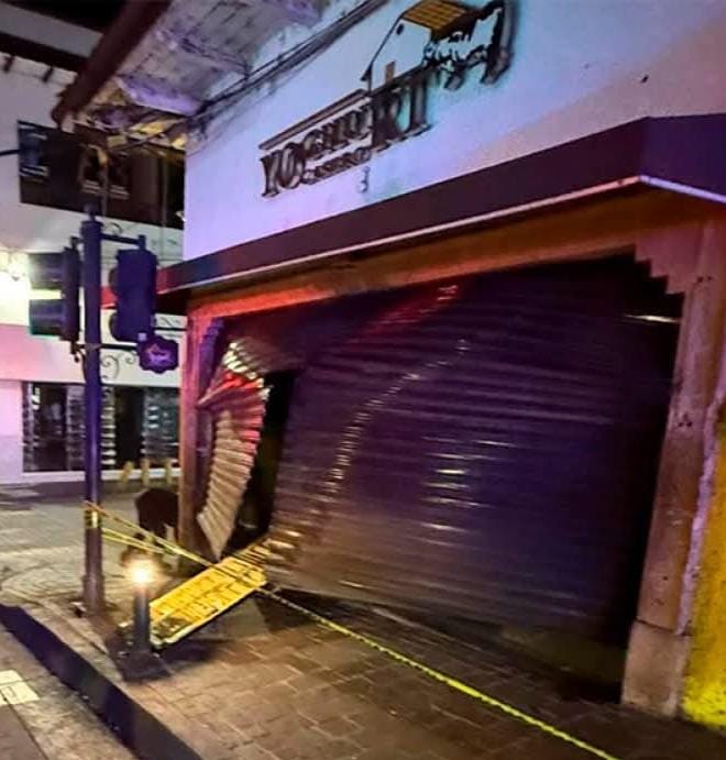 Delincuentes causan daños en un local comercial y arrojan bomba molotov, en el Centro de Uruapan 
