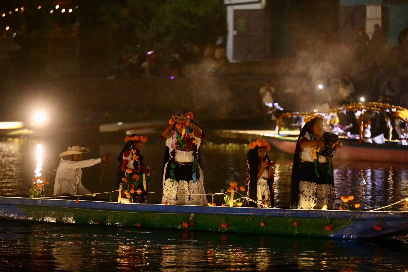 Canales iluminados y ofrendas flotantes en Urandén; última oportunidad de vivir “El camino de las ánimas”